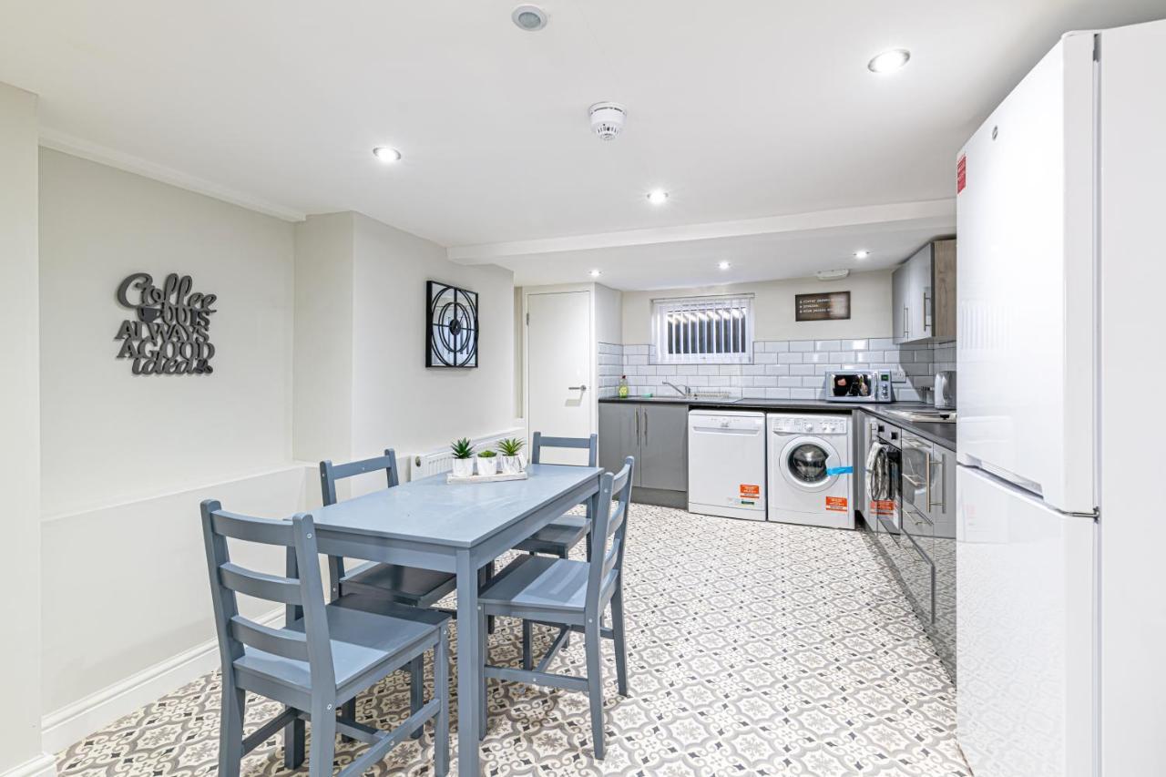 Luxury 5 Bedroom Holiday Home Within Prescot Buitenkant foto